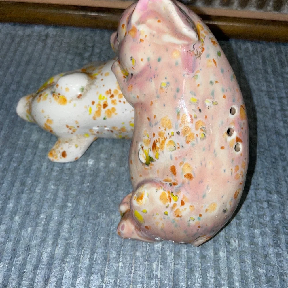 Vintage Nesting Farmhouse Speckled Resting Pigs Ceramic‎ Salt & Pepper Shakers